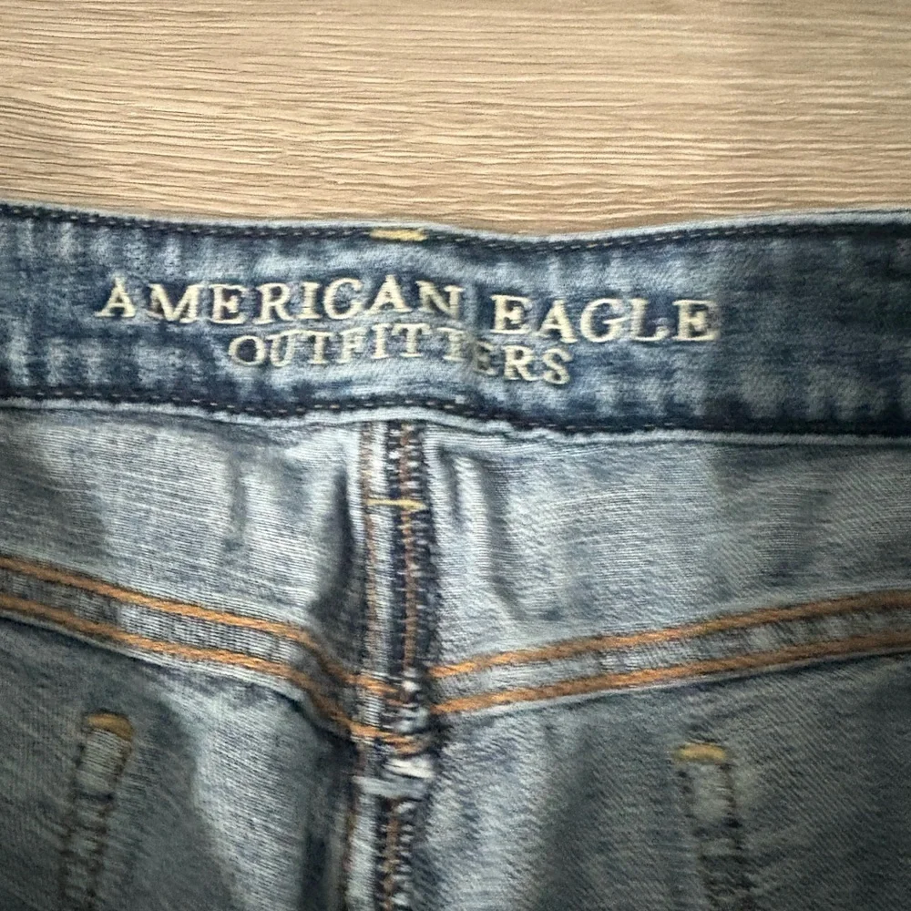 American Eagle Women’s Light Wash straight/ slim leg blue jeans. Size 8 short.
